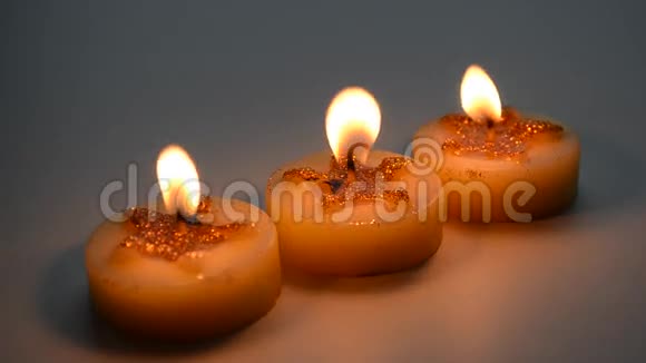 三支燃烧的装饰蜡烛视频的预览图