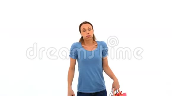 疲惫的女人拿着购物袋视频的预览图