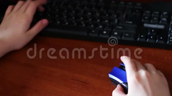 使用无线电脑鼠标和键盘的青少年视频的预览图