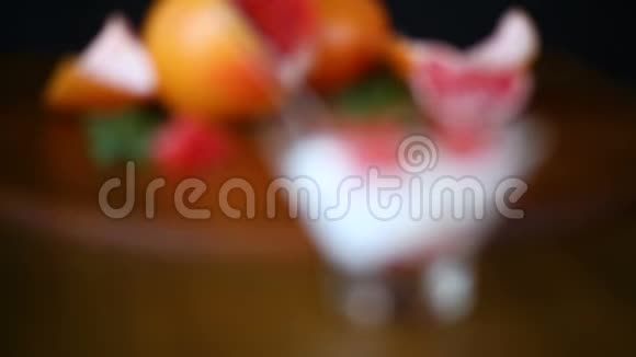 带红葡萄柚片的甜自制有机酸奶视频的预览图
