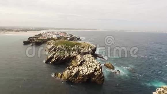 葡萄牙西海岸海洋海岸巴莱阿尔纳佩尼希岛的鸟瞰图视频的预览图