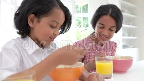 孩子们在学校前在厨房吃早餐视频的预览图
