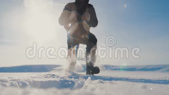 团队合作旅游冬季商业理念男子游客的腿从镜头下往下看攀登山顶视频的预览图