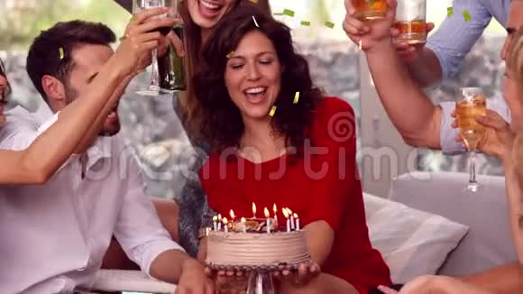 女人和朋友一起庆祝视频的预览图