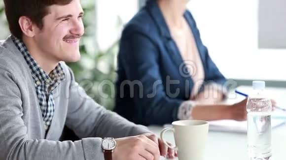 微笑商务人士坐在会议室视频的预览图