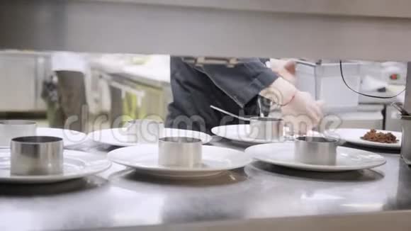 盘子的特写集团厨师在精致餐厅的商业厨房忙碌餐厅的员工视频的预览图