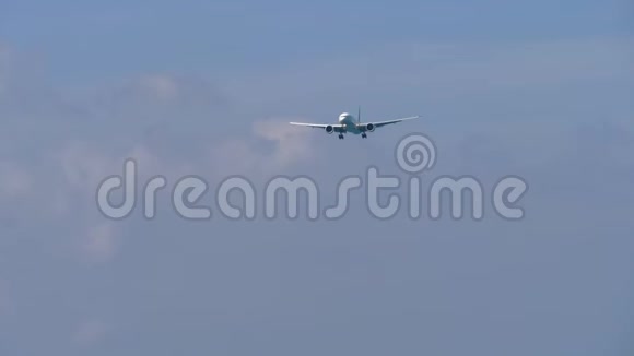 波音777正从海洋上空逼近视频的预览图