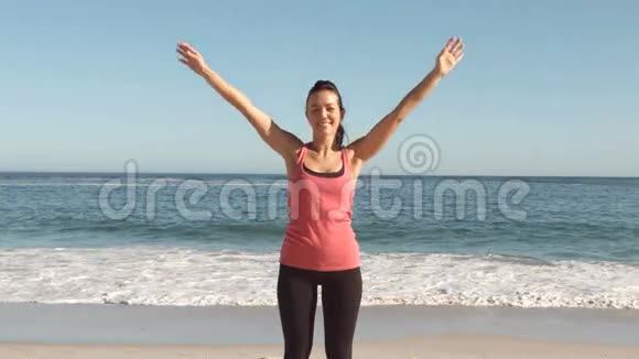 女人在海滩上做运动视频的预览图