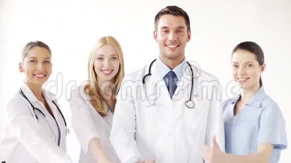 一群竖起大拇指的医生视频的预览图