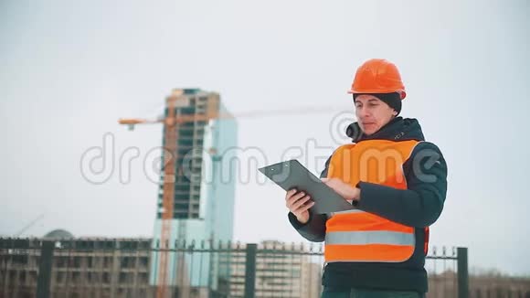 工程人咨询工地上的人手里拿着蓝图建筑检查员高级视频的预览图
