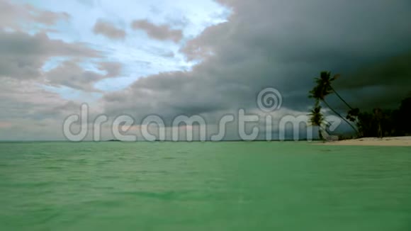 美丽的热带景观马尔代夫印度洋的绿松石水和令人惊叹的白云视频的预览图