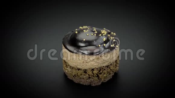美味的巧克力蛋糕在黑色上旋转视频的预览图