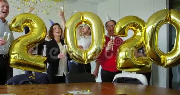 商人们庆祝新年视频的预览图