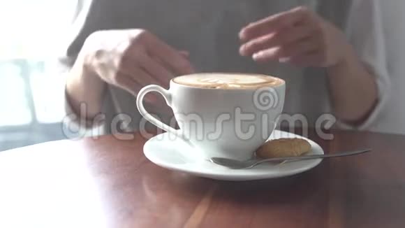 一个小女孩在咖啡馆喝拿铁视频的预览图