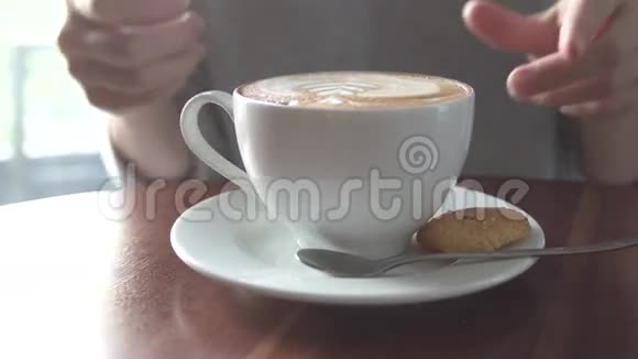 一个小女孩在咖啡馆喝拿铁视频的预览图