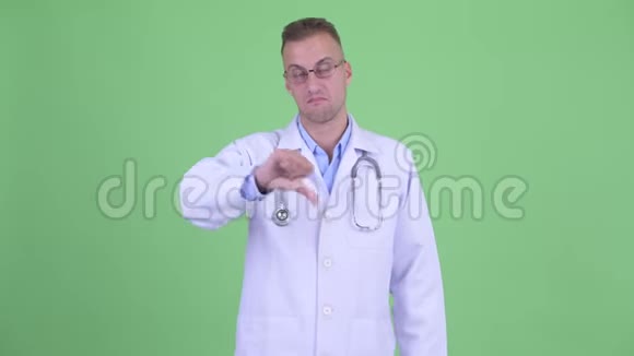 压力男医生竖起大拇指视频的预览图