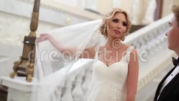 新郎新娘在皇宫视频的预览图