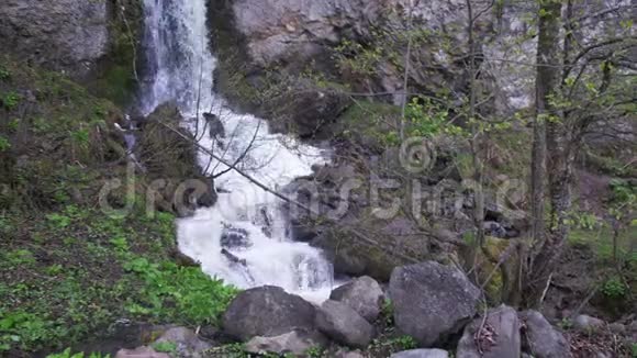 格鲁吉亚山脉的瀑布视频的预览图