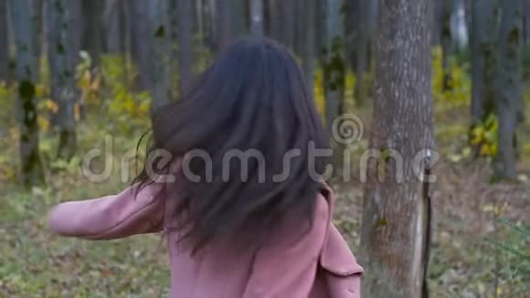 女人在秋天的公园里散步视频的预览图