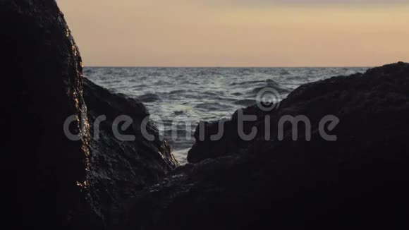 岩石海岸线上的湍流水视频的预览图