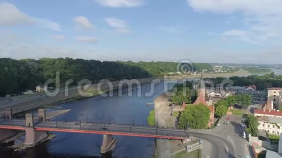 从河岸飞过城市视频的预览图