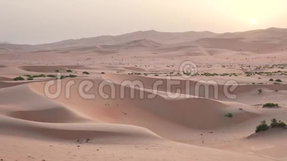 美丽的RubalKhali沙漠日落阿拉伯联合酋长国股票录像视频的预览图