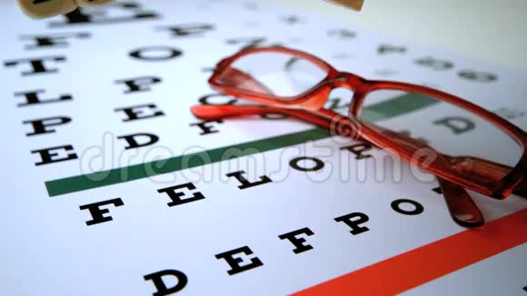 眼睛测试骰子落在眼睛测试与红色阅读眼镜视频的预览图