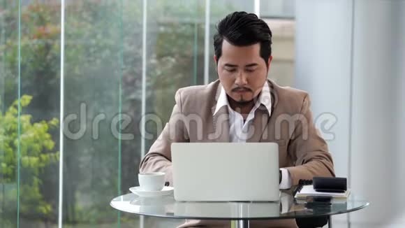有压力的商人使用笔记本电脑和工作问题视频的预览图