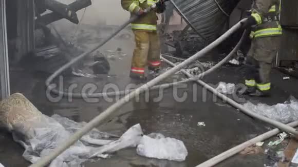 消防队员着火了消防员用水灭火外部市场着火了视频的预览图