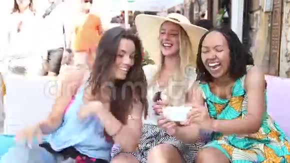 美丽的年轻女性在城里玩自拍视频的预览图