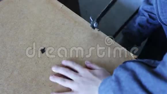 小手锯锯木饰面视频的预览图