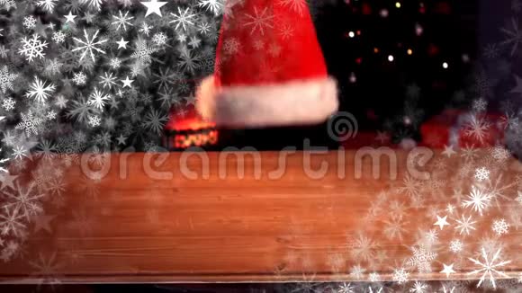 圣诞老人的帽子掉在桌子上视频的预览图