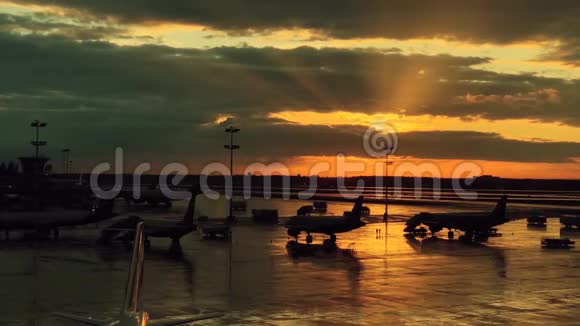 日落时的国际机场景观视频的预览图