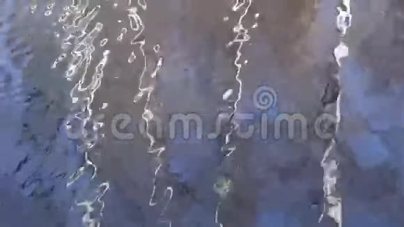 带树影背景的抽象春湖视频的预览图