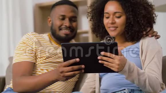 一对美国黑人夫妇家里有平板电脑视频的预览图