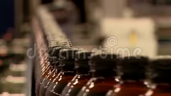 啤酒输送机与塑料啤酒瓶视频的预览图