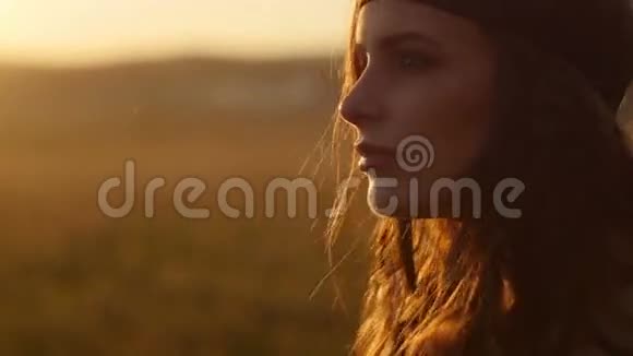 在田野里日落时摆姿势的女孩视频的预览图