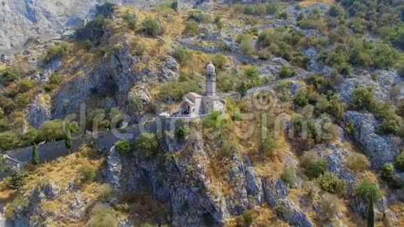 黑山科托尔山区教堂的鸟瞰图视频的预览图