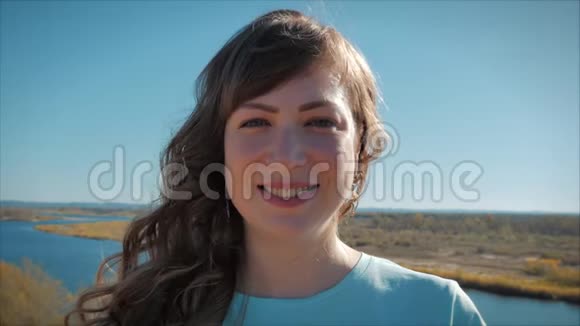 欧洲幸福女人或快乐女孩的肖像看着镜头吹着风发着风视频的预览图