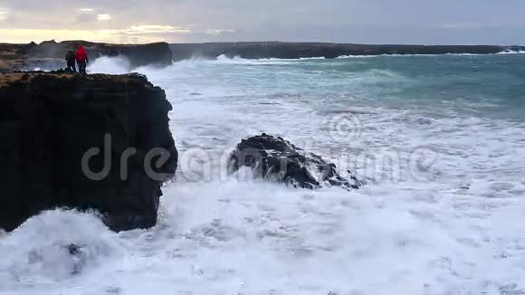 冰岛黑色岩石的波浪破碎视频的预览图