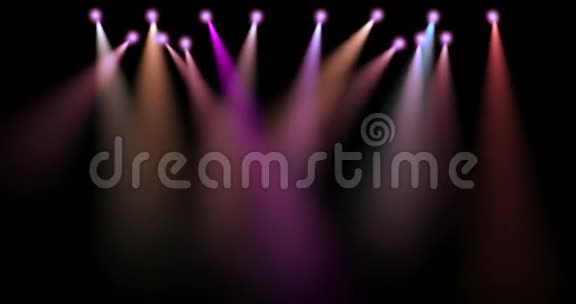 五颜六色的舞台灯光运动投影仪在黑暗紫色红色蓝色的柔和灯光照射黑色视频的预览图