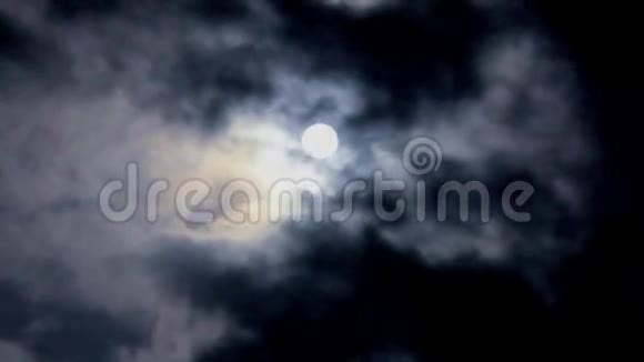 神奇的满月和夜空中的白云视频的预览图