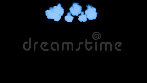 许多流动的荧光蓝墨水或烟雾隔离在黑色的缓慢运动蓝在水中卷曲用途视频的预览图