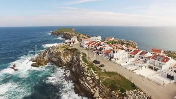葡萄牙西海岸海洋海岸巴莱阿尔纳佩尼希岛的鸟瞰图视频的预览图