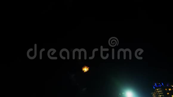 夜空中抽象的彩色烟花背景复制空间视频的预览图