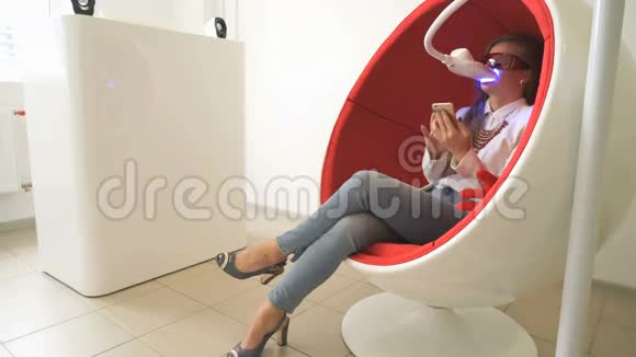 女性客户在美白期间坐在椅子上视频的预览图