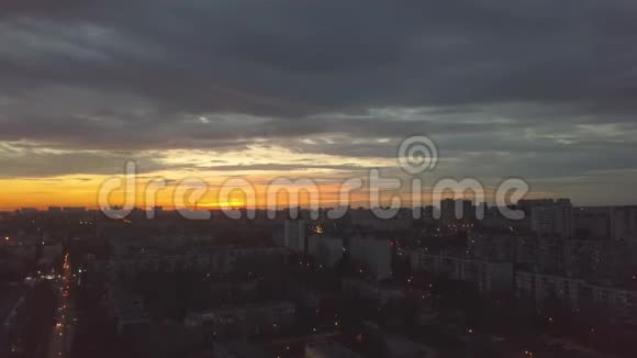 秋天的城市空中视频的预览图