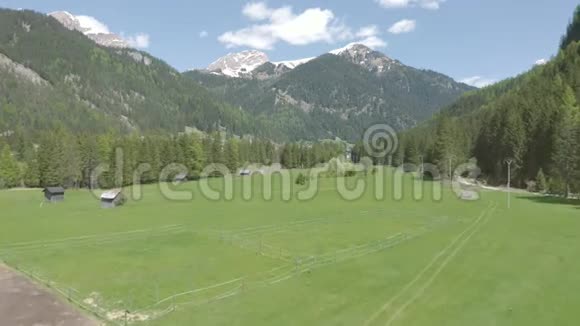 阿尔普山脉的空中景观视频的预览图