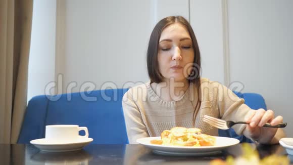 坐在咖啡馆里吃沙拉的女人视频的预览图