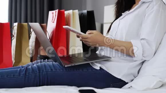 女人用平板电脑在床上网购视频的预览图